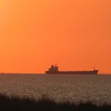 Frachter im Sonnenuntergang